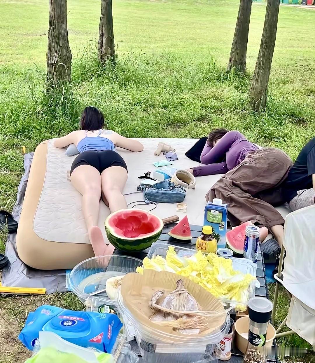 当代年轻人的露营现状：出发前信誓旦旦要拍大片，到了地方直接就地躺平。
西瓜啃了一