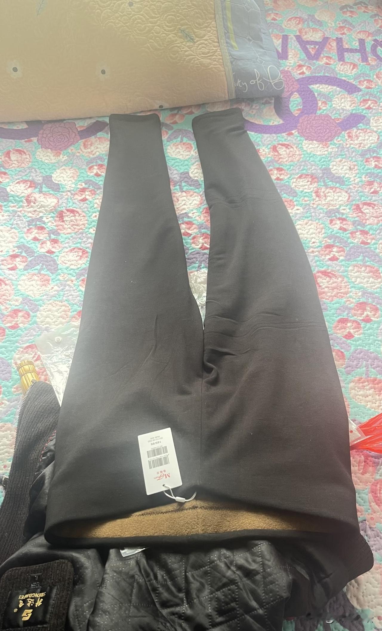 春节的时候，外甥女花300块钱给我妈买了一条棉裤，居然挨我妈一顿骂。

其实我外