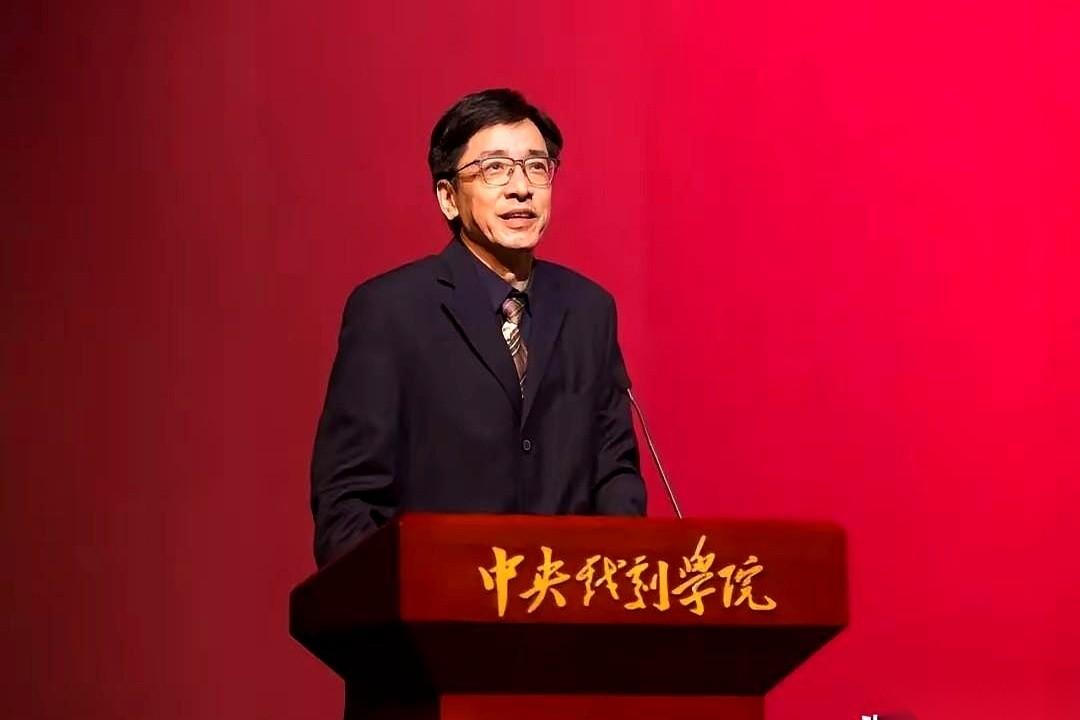 王鑫，1973年生人，在圈子里跺跺脚，地面都得颤一下的人物。
就这么个人，自己走