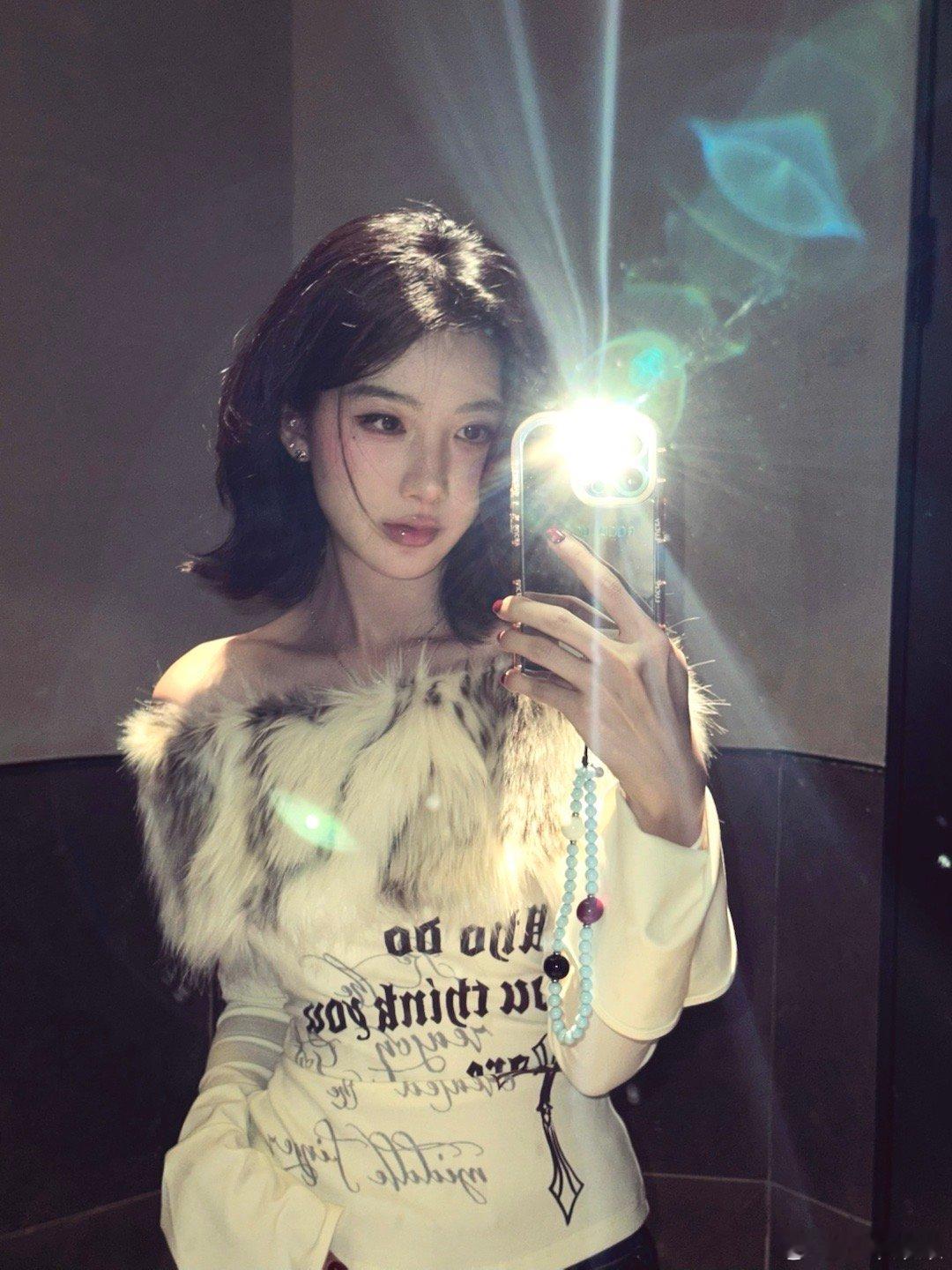 “好女人得到名声 坏女人得到一切”爱上了闪光灯拍照偏爱之恋赵露思许我耀眼 ​​​