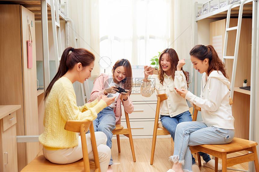 咱们晚上休息的时间呢，尽量看看书，带上耳机追追剧，要是别的室友也打扰到了你，你可