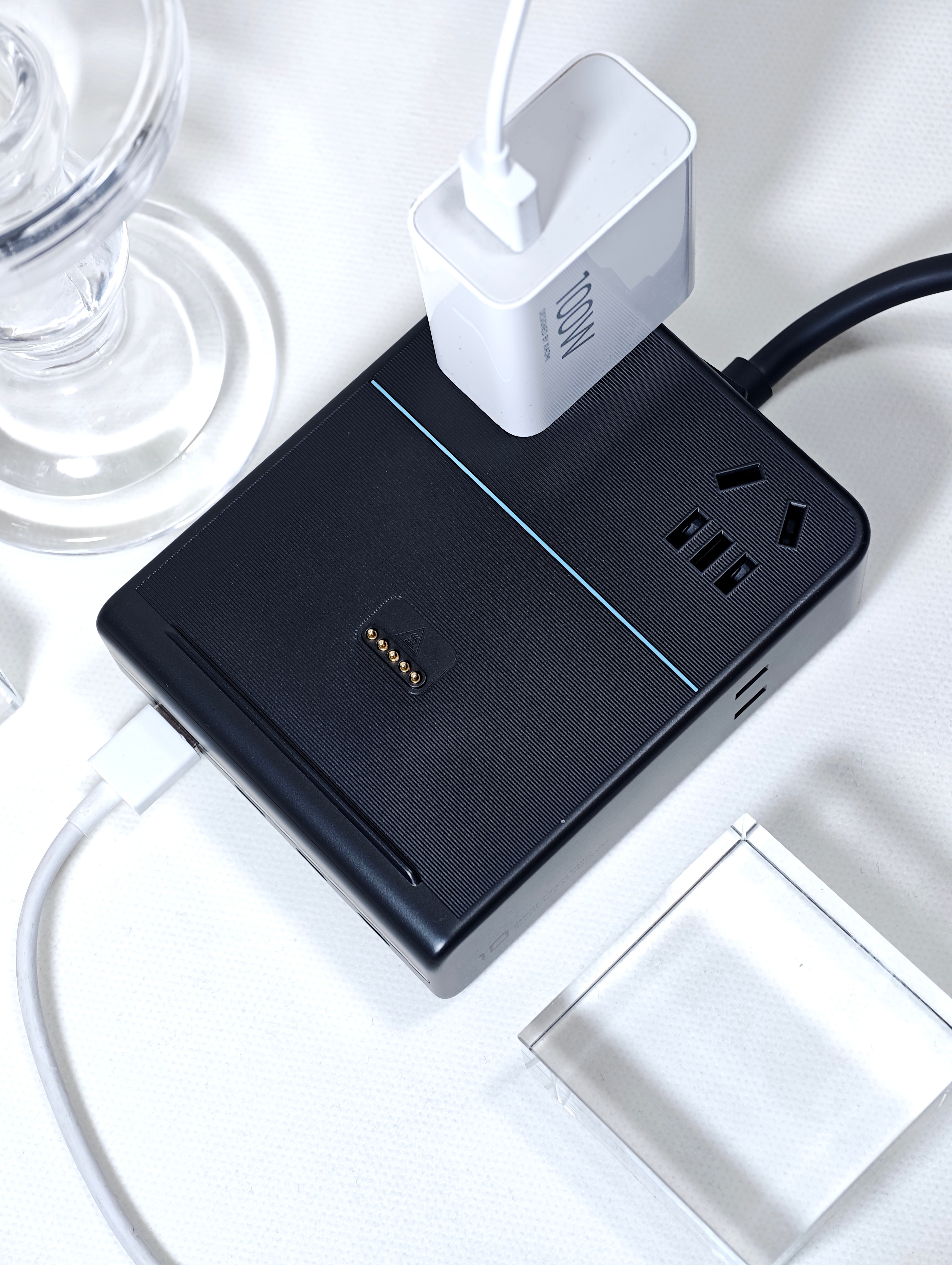 酷态科10号电能基站，大家喜欢吗4AC+4USB，一共8个充电位。设计布局考虑到