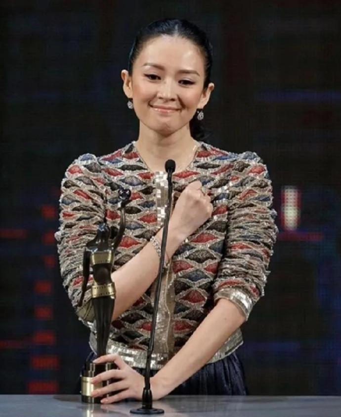 2024年，她站在领奖台上，台下坐着张艺谋，全场都在等她感谢恩师，她却说：如果没