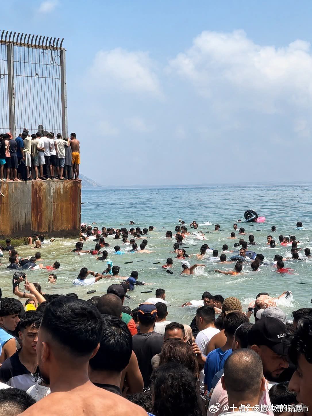 西班牙边境失控2026年7月30日，西班牙北非飞地的边境防线被数千名来自摩洛哥的