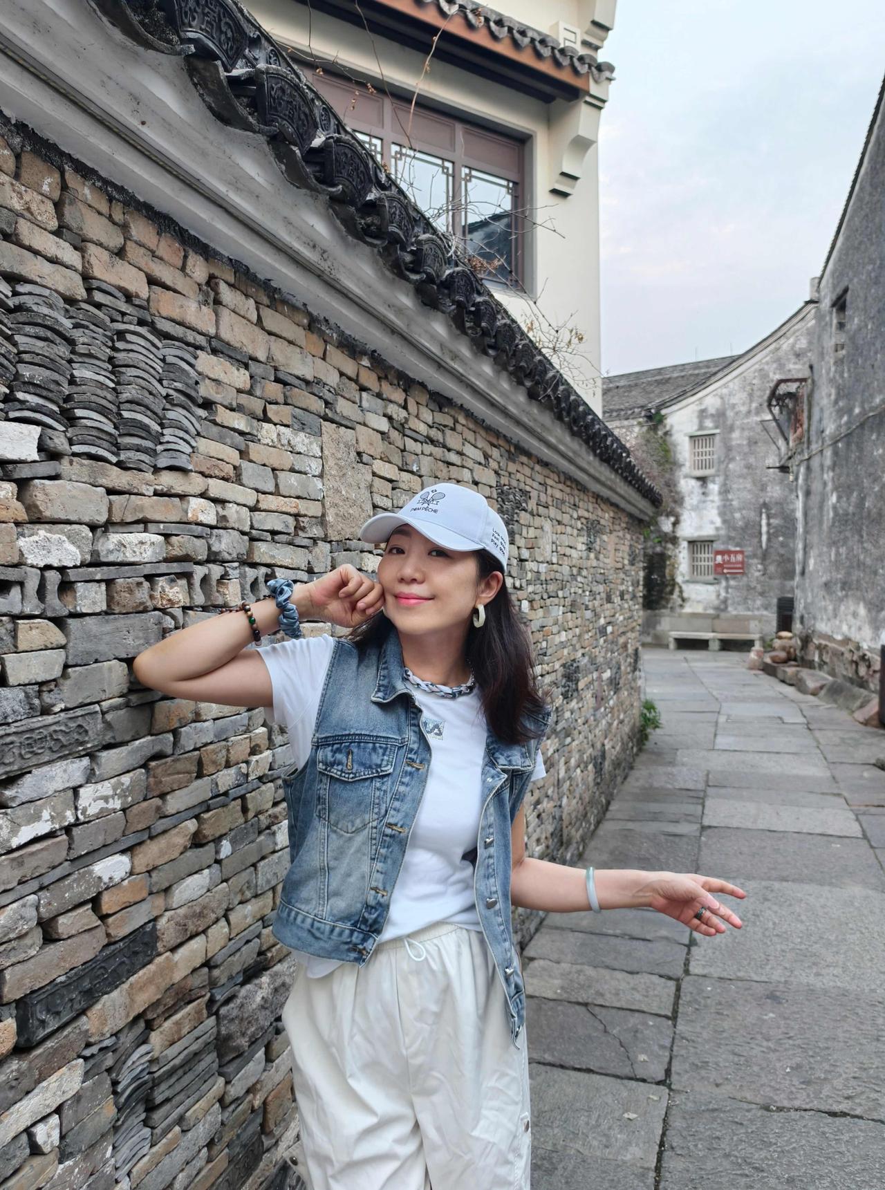 鸣鹤古镇依白洋湖而建
藏身于杜湖与山峦环抱之间
街巷里弄弥漫着千年药香与江南水乡