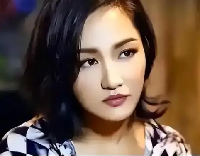 1998年，瞿颖拿出10万元在常德给哥哥买下三居室婚房。同一年，她在北京接广告、