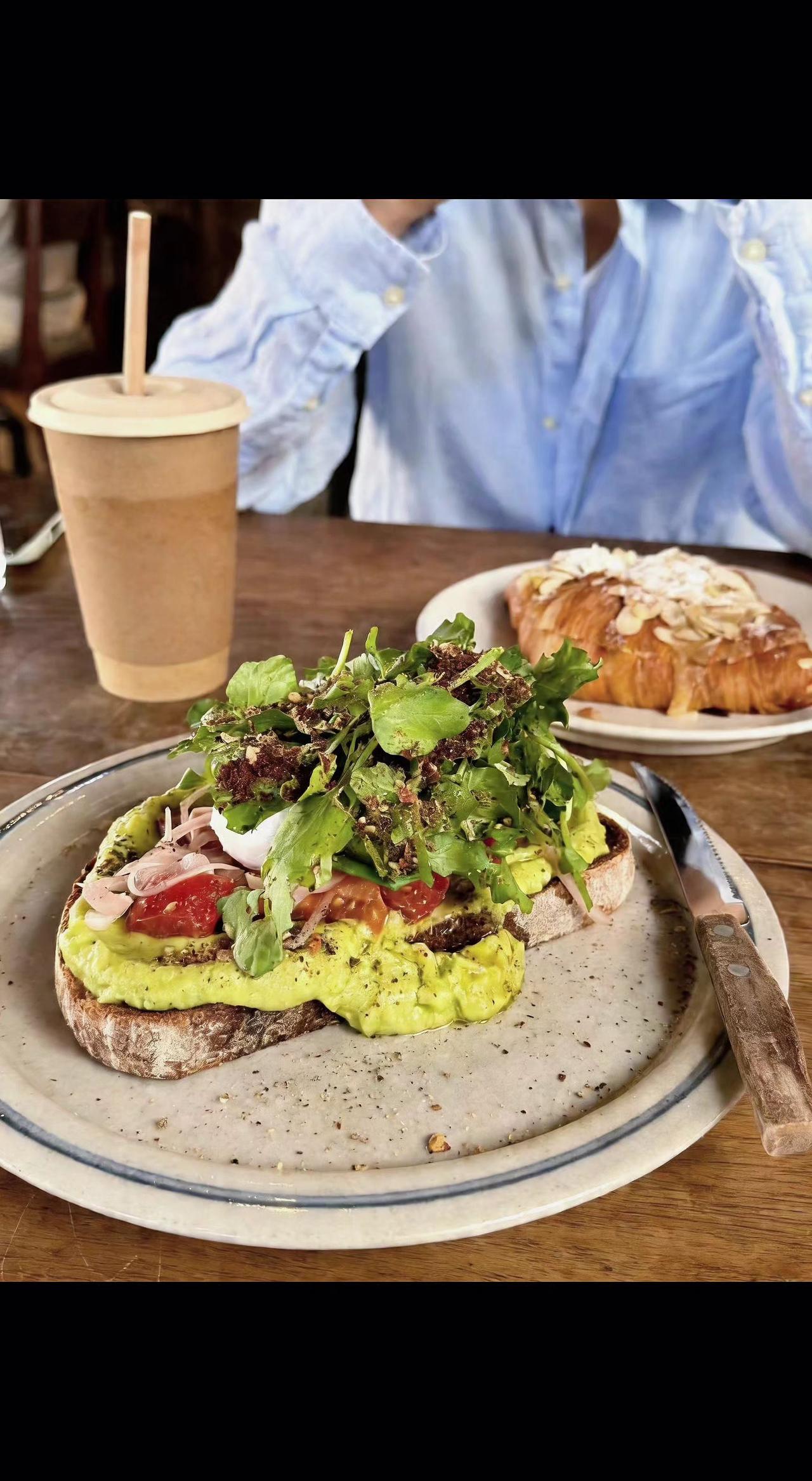 🥑牛油果吐司像春天的调色盘，脆面包托着软云朵☁️。阳光斜切木桌，偷得浮生半日光