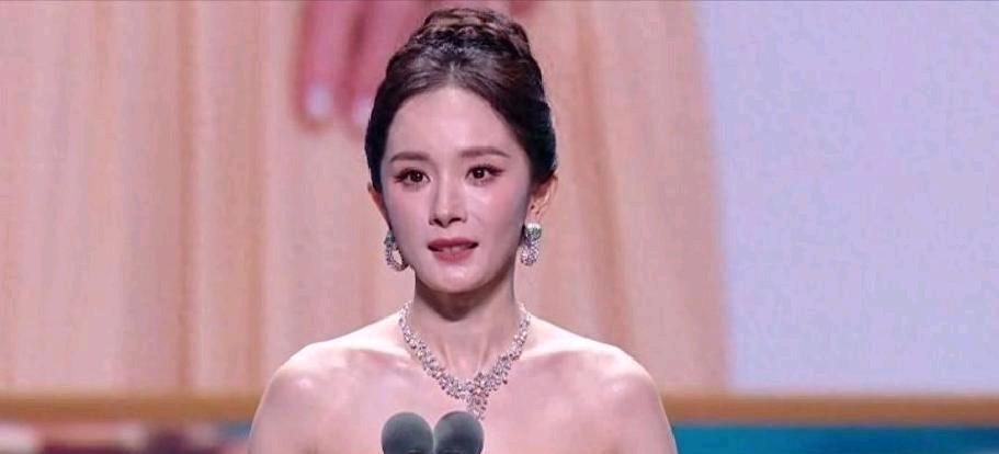 杨幂凭借剧集《生万物》入围白玉兰最佳女主角，和孙俪、吴越、任素汐、杨紫同台角逐视