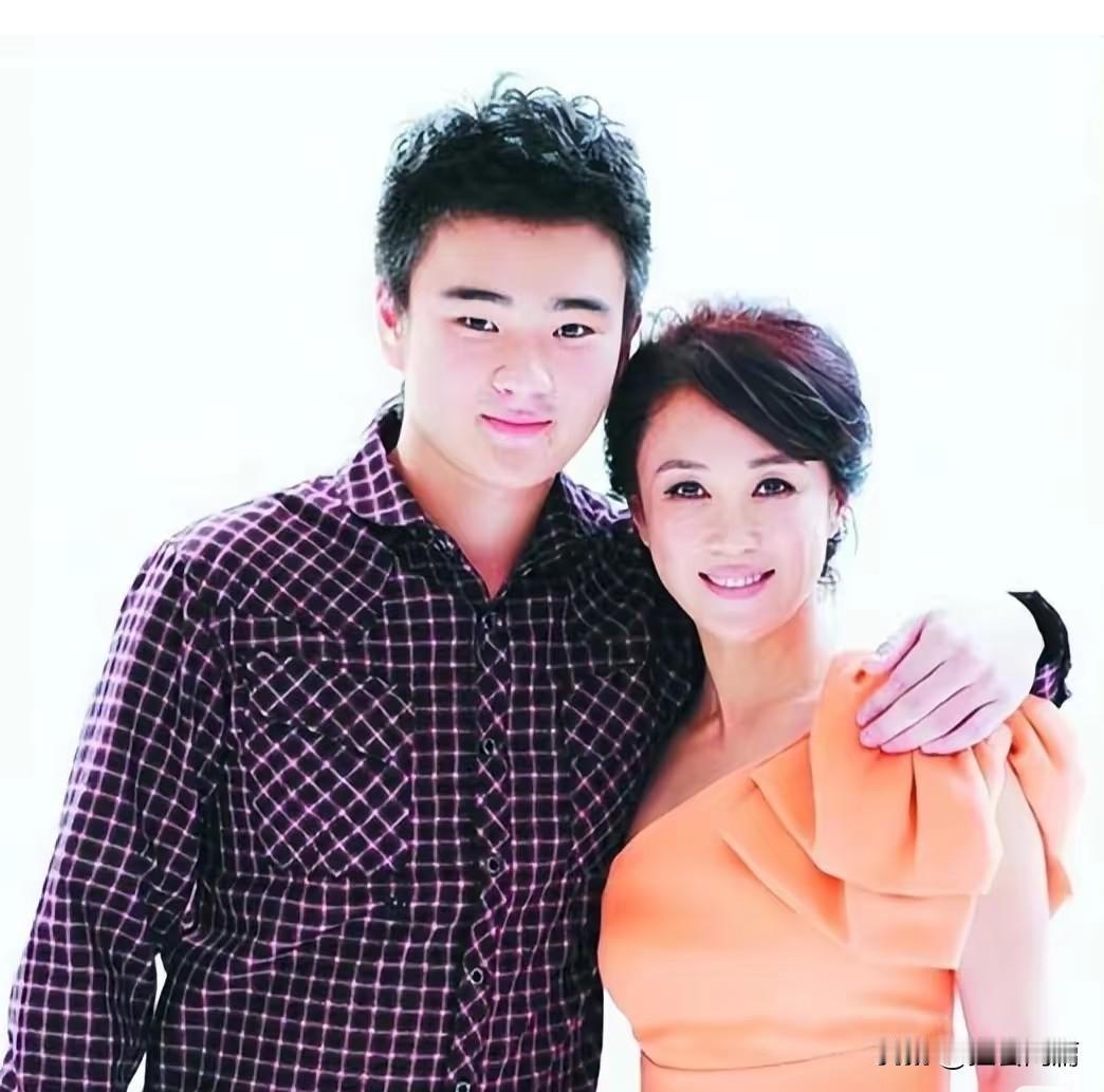 傅艺伟真的是作孽呀！
10年前不光拉着自己的妹妹傅艺敏一起吸食毒品，还有一位演员