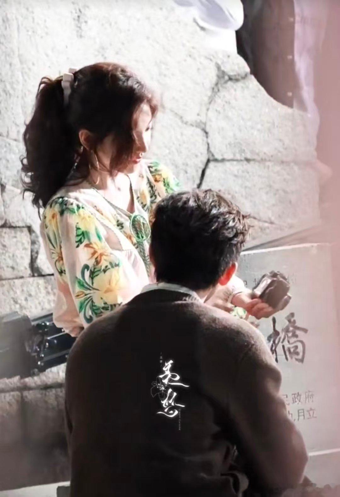 章若楠给王安宇拍照章若楠片场给王安宇拍照片场偶遇名场面！章若楠贴心给王安宇拍照，