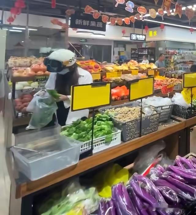 老人家做的对！
父亲在儿子家开的超市里买东西，来到收银台，执意付钱，儿子呢？又觉