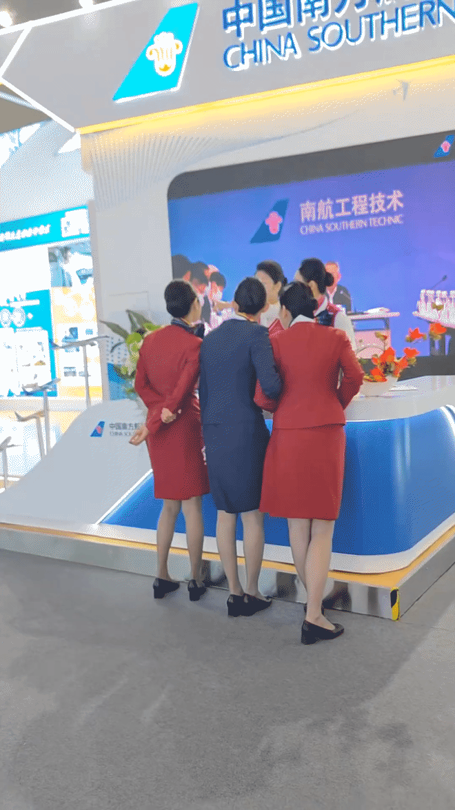 空姐背影杀，喜欢吗？[呲牙]