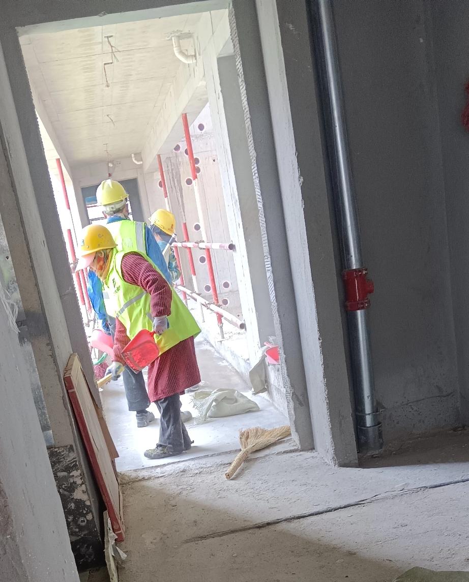 几个大龄女工来工地打扫垃圾，闲话时，问她们干这一天多少钱，她们说头一天来干，没问