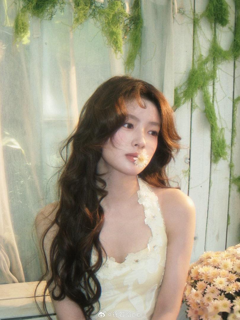 徐若晗现代版叶平君徐若晗草木系美成啥样了看完徐若晗这组写真，瞬间解锁现代版叶平君