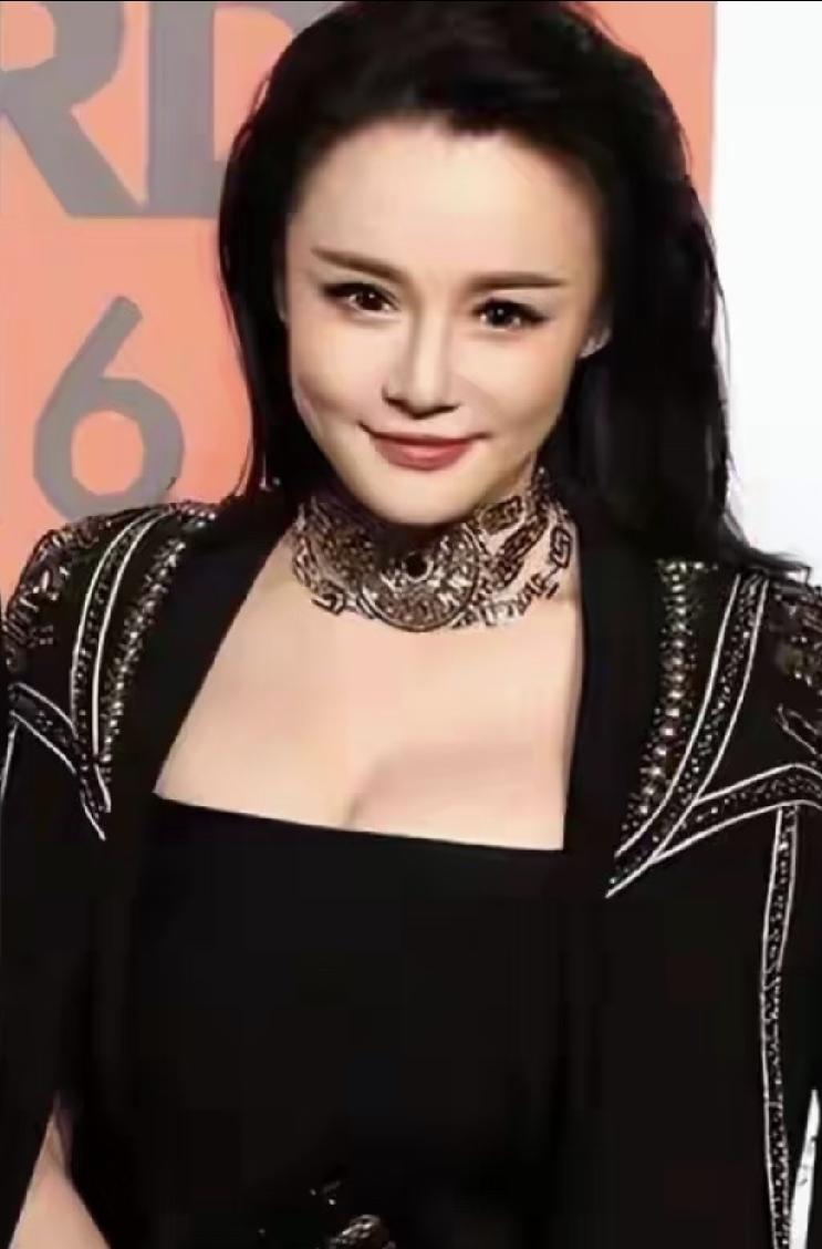 顶级财经学校高材生，找了个没接受过常规中小学文化课体系，特招入学的拳击教练。
