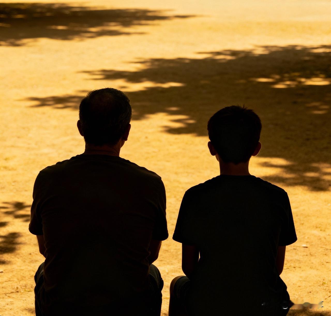 1. 先当“树洞”，再当“导师”
孩子摔门时，别急着吼“你翅膀硬了”。他可能只是