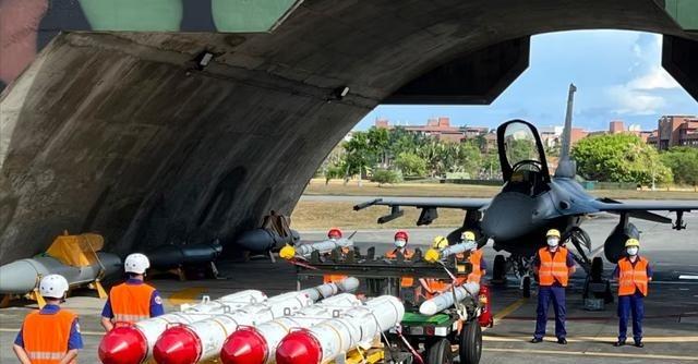 特朗普要卖武器给台湾当局，拦不住，也不用拦，中国该做的事根本不在这里。

特朗普