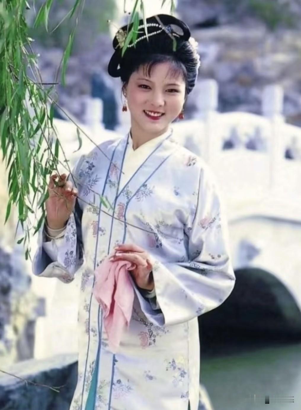 我感觉《红楼梦》怡红院比较混乱，罪魁祸首是宝玉，而不是袭人。
袭人从小就被家里卖
