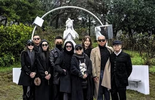 大S周年祭，雕像该不该有。
大S去世一周年了，追思会上小S问蔡康永，以后要不要给