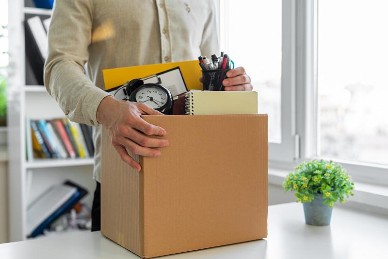 在职场环境中，很多人都会遇到一些让人感到心寒的情况。比如有的人辛辛苦苦加班完成一