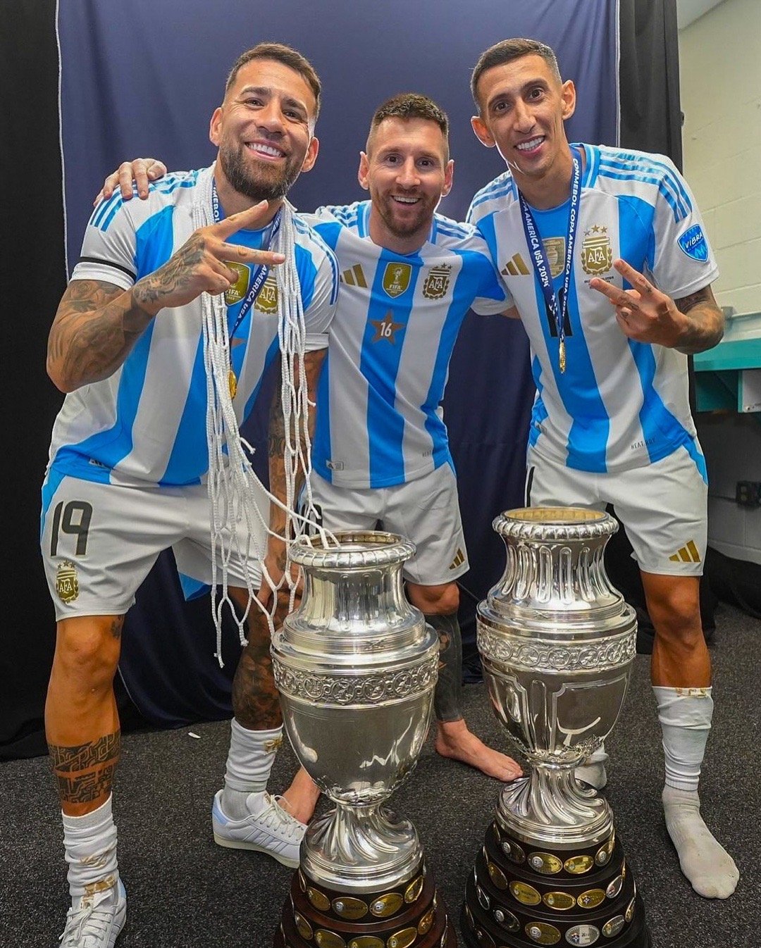 阿根廷国家队官方ins：“老卫士们，是一切的冠军。” ⚔️🏆#梅西[超话]# 