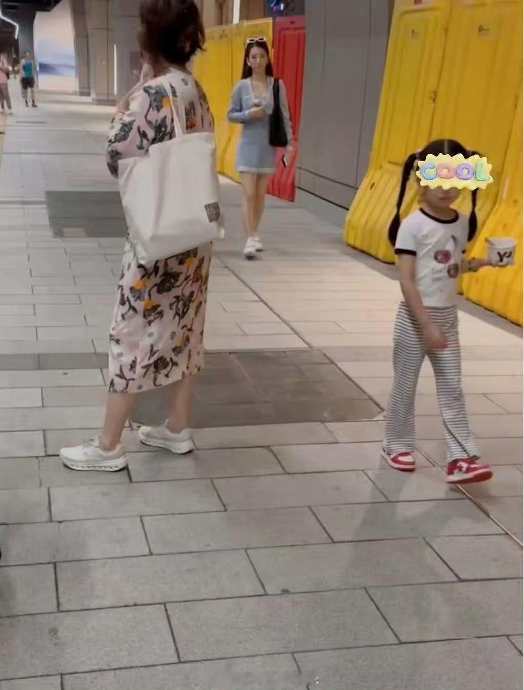 方媛带女儿逛街偶遇方媛带女儿逛街有网友在香港偶遇方媛带着女儿逛街，来看看状态 