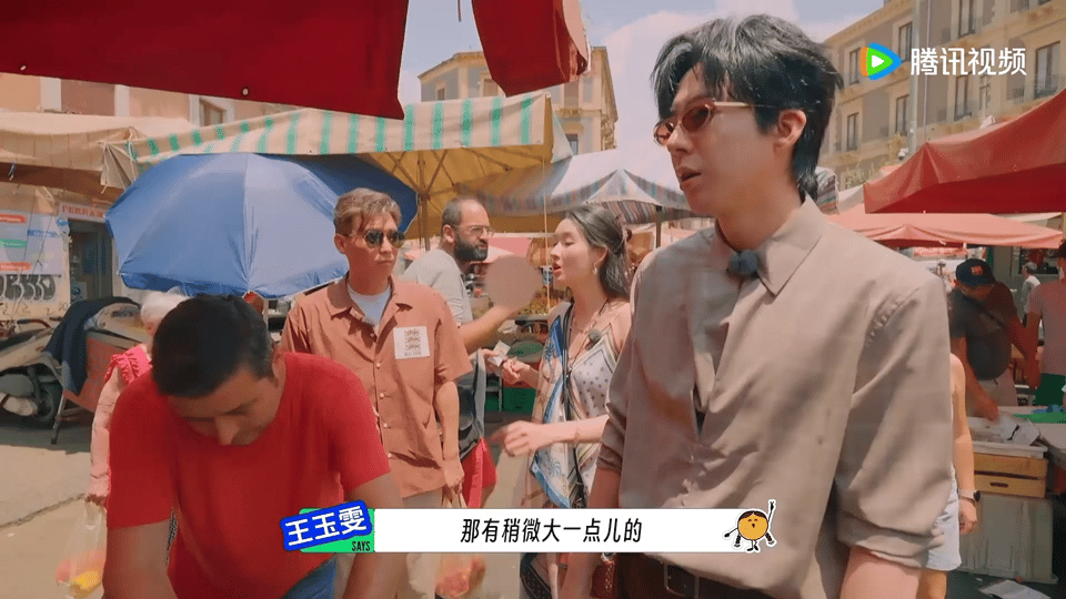 刘宇宁一款居家型男友地球超新鲜 看他在市场挑蔬菜的样子，口音亲切，“来点尖儿椒”
