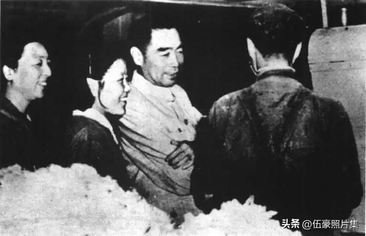 1955年5月16日，周恩来视察京棉二厂，厂长宋汀(左一)、团委书记刘亚南(左二
