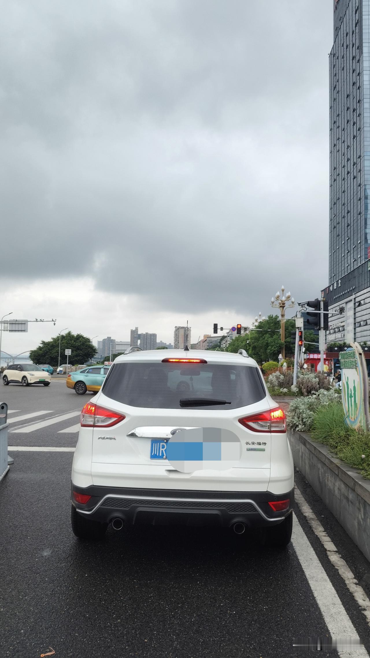 这个路口不能直行是什么原因频繁有车驶入？
网友爆料：南充市滨江大道与胜利路交叉处