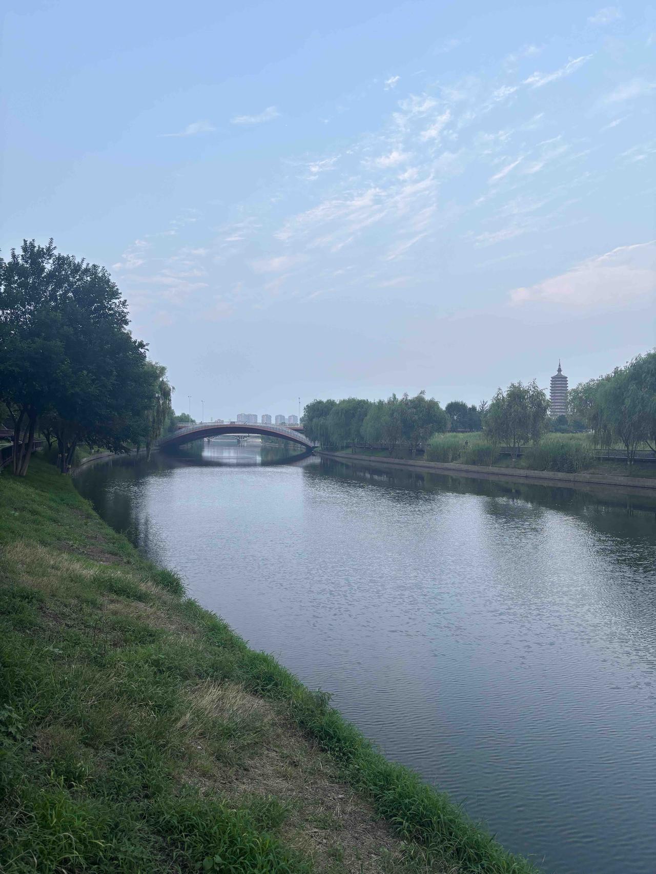 惜春容•运河京华韵
 
词林正韵·第九部
文/熏墨
长河迤逦入燕都，古塔临江阅岁