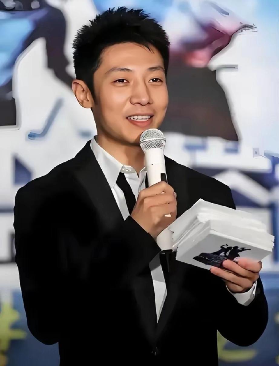 撒贝宁上海度假曝光！龙凤胎颜值引热议，儿子完美复刻老爸
 
      近日，撒