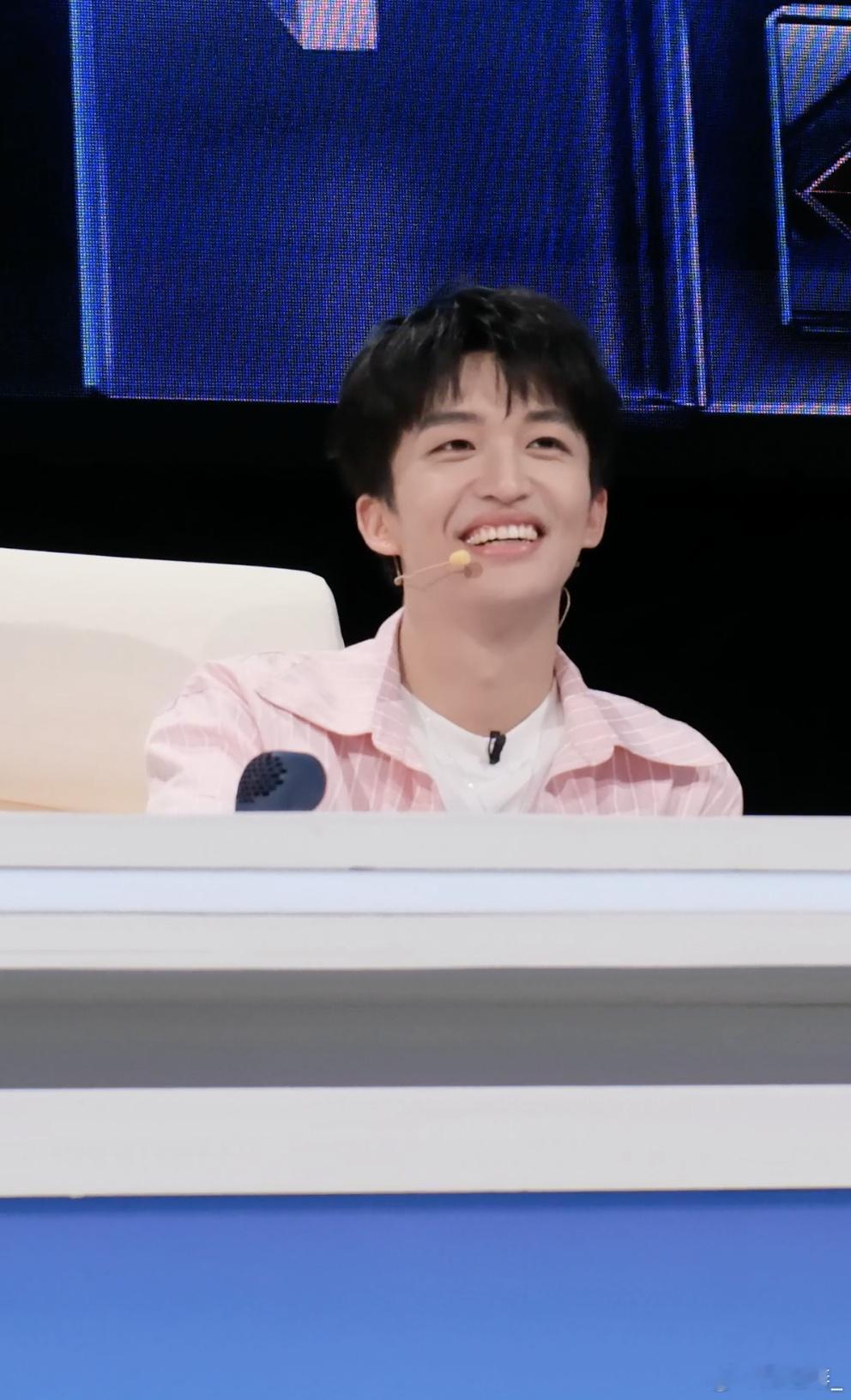 黄子弘凡看到100个小孩的反应黄子弘凡看到100个小孩的反应也太好笑了吧！主持人