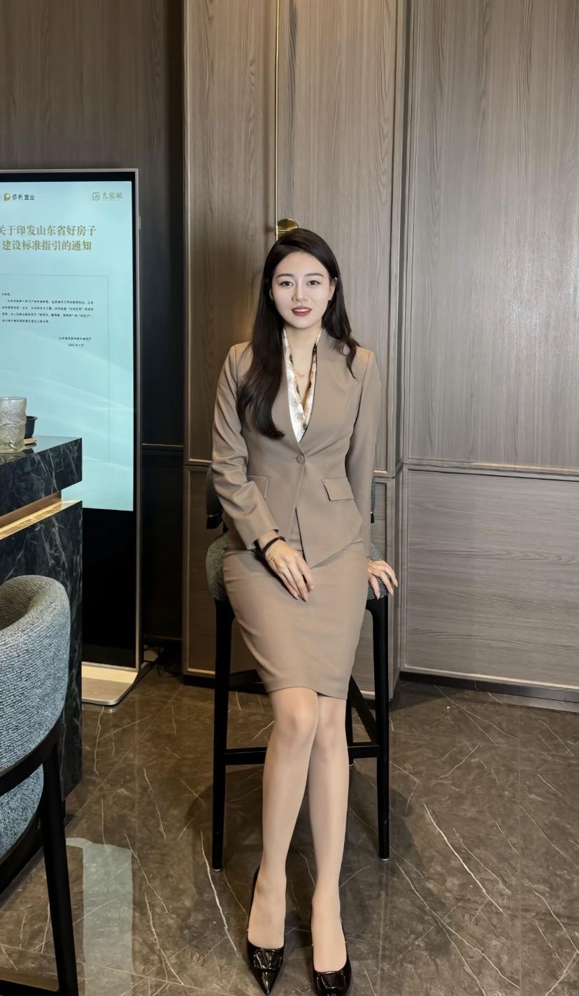 职场优雅穿搭指南：简约西装裙搭配高跟鞋，尽显干练气质！灰色西装裙套装 西装裙穿搭