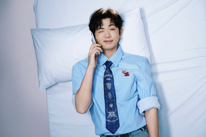 被颜人中照片吵到眼睛了 怼脸镜头自带张力，迷糊睡颜软萌出圈，搞怪互动全程高能，每