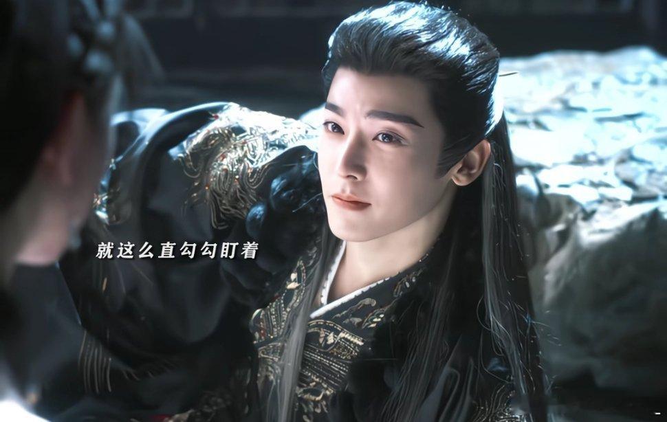 #侯明昊[超话]#得亏是他这个妆造看起来才这么好看，他眼睛亮亮的看着人真的好深情