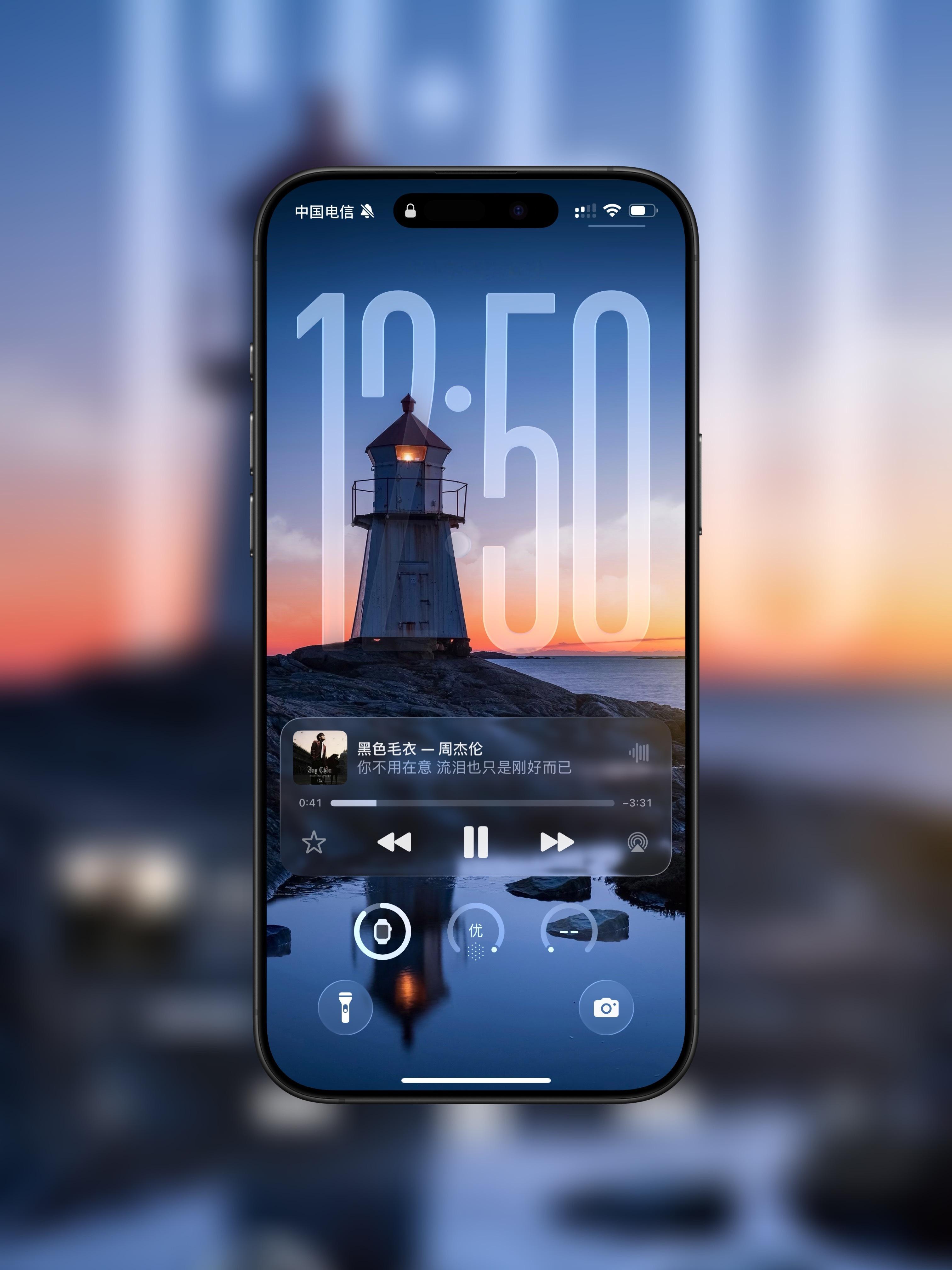 这次 iOS 26 把锁屏小组件挪到了下方。改善了 iOS 18 在使用景深壁纸