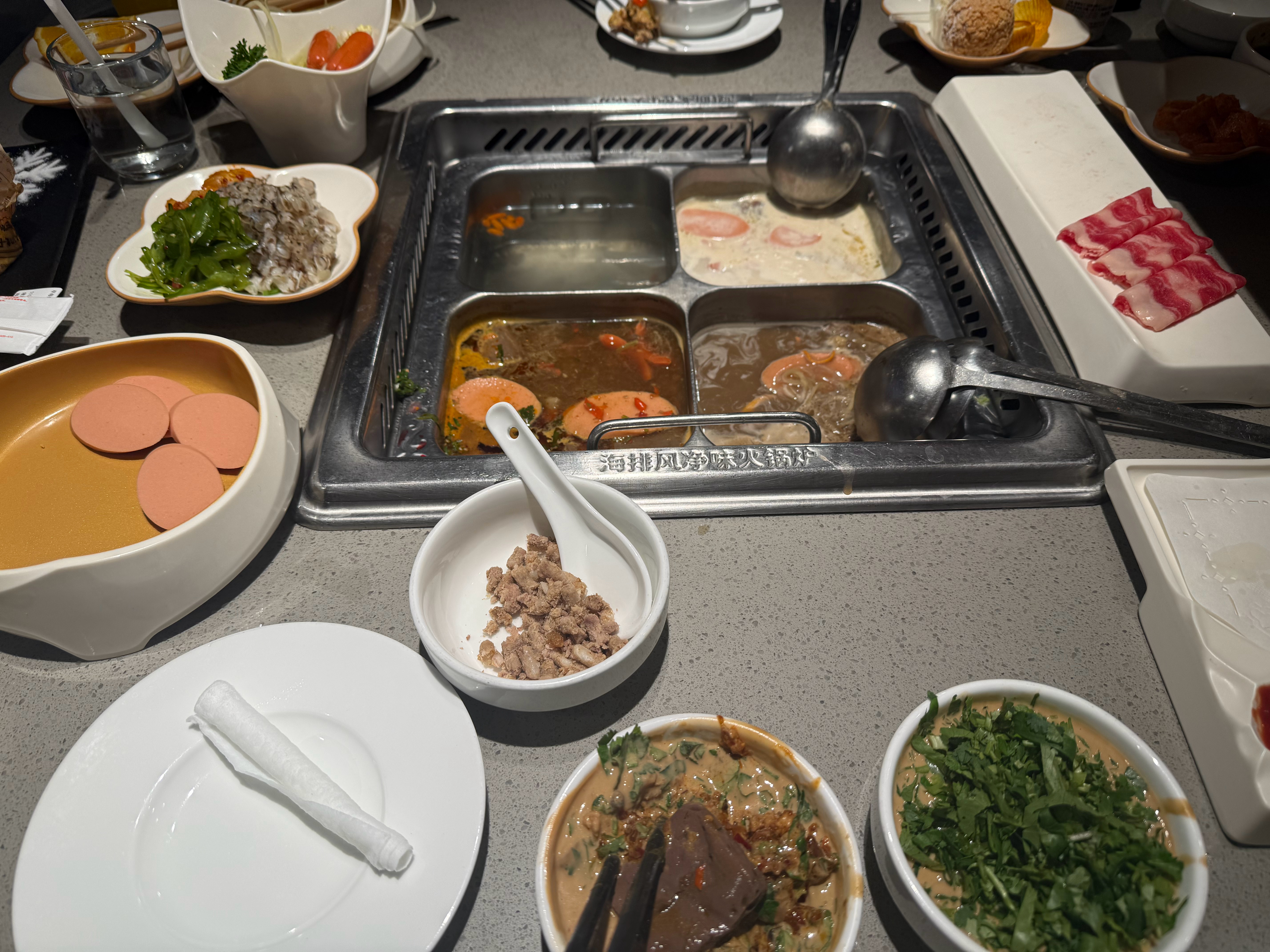 疯狂星期四快乐^ ^（和我一起出来吃饭的是狗 