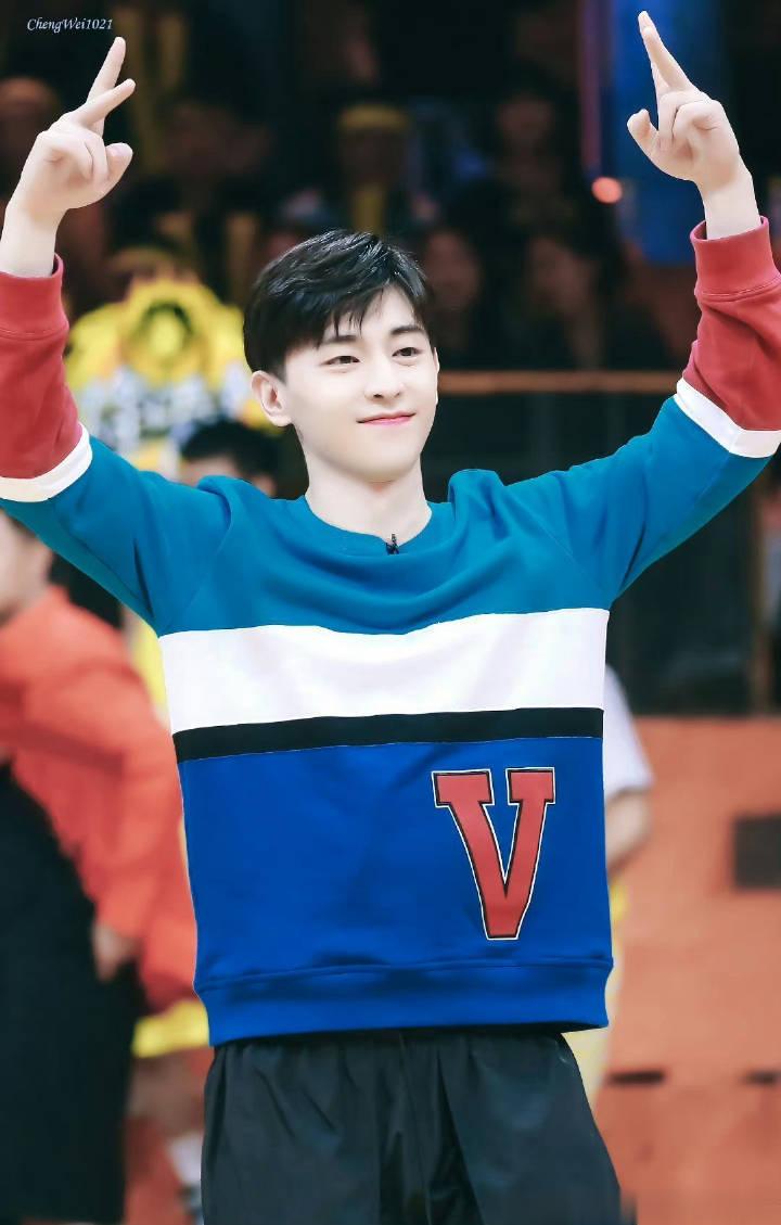 #邓伦# 向日葵海里的那位小王子，好想你。有你时，你是太阳，我目不转睛。无你时，