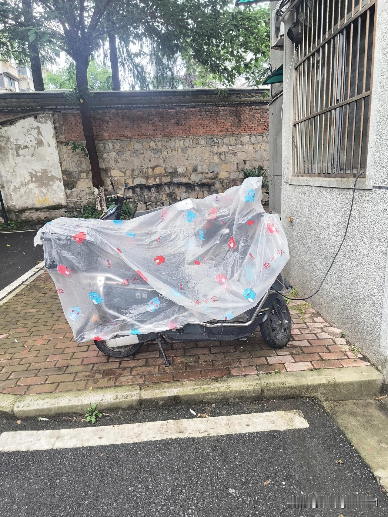 心地善良彰显于细微处！
天空阴云密布，雨将至矣。十多位地铁技术保障人员正在同事租
