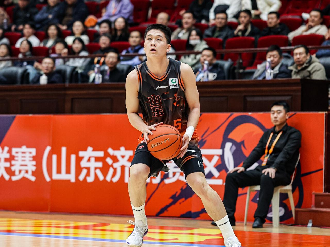 CBA最新消息：据山东男篮主教练邱彪指导谈王证出场时间：在赢球的比赛里会给他更多