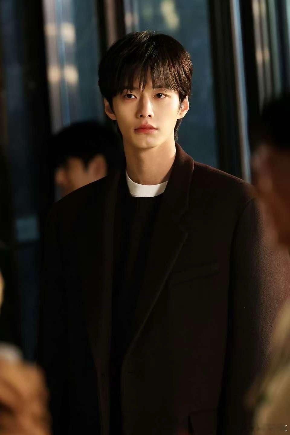 何与 单眼皮183长大衣韩剧味溢出了 靳朝的新皮肤也太绝了！狂野男孩变身韩剧欧巴