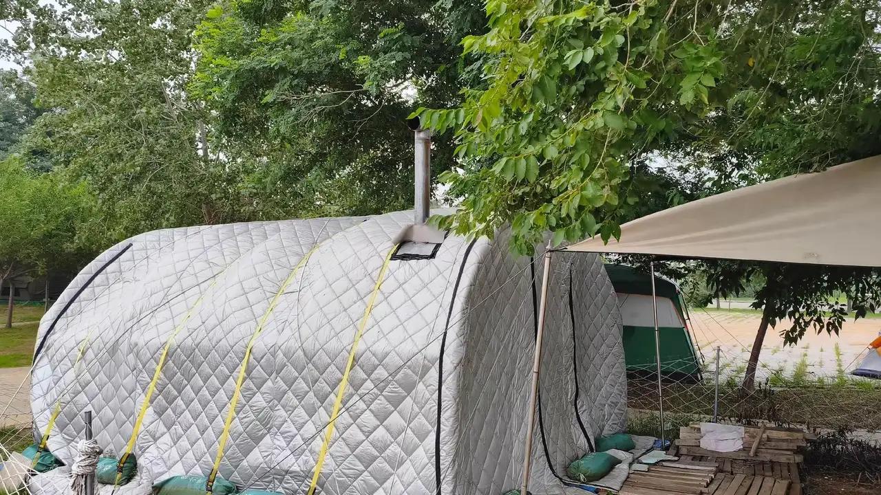 作为聊城人，第一次见到营口渤海边这种“帐篷+保温棚”的组合，真觉得新鲜又贴心。那