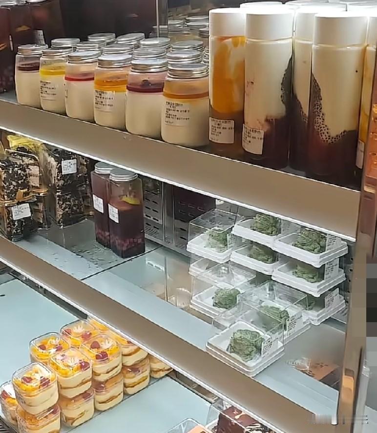近日，中国农业大学学校食堂的面包坊，新推出一款外形酷似“蛤蟆”的小蛋糕，售价为9