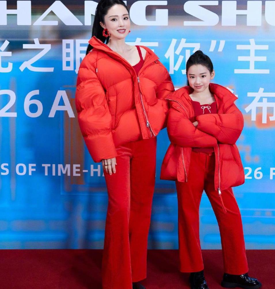 7月8日，董璇带着女儿小酒窝身穿亮眼的红色亲子装登上时装秀舞台。

母女俩从容大