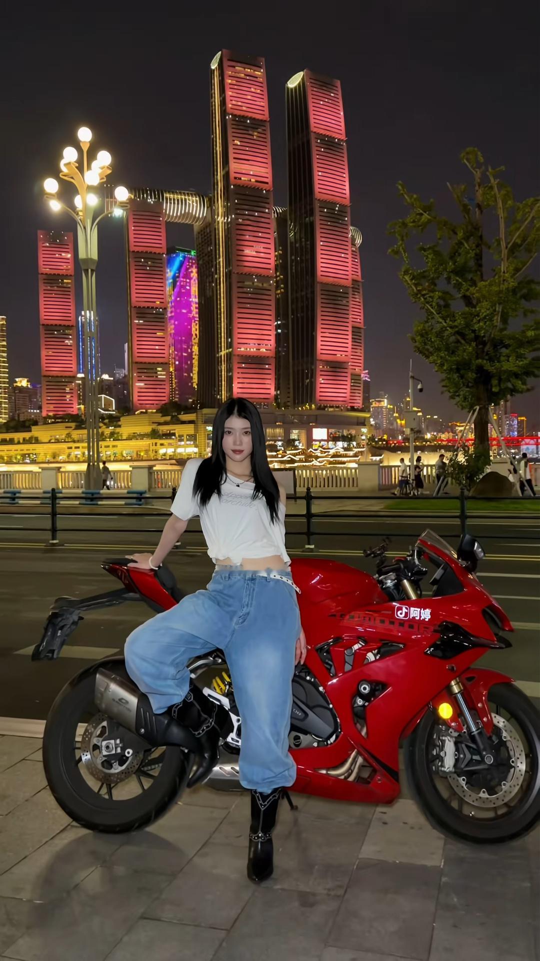 哈哈哈哈我不行了……重庆 连沈小婷都在陪你胡闹[淡淡的]沈小婷拍重庆落地签 ​​