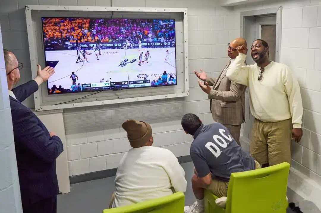 纽约监狱组织囚犯看NBA总决赛据《卫报》报道，纽约雷克岛监狱组织了犯人观看了NB