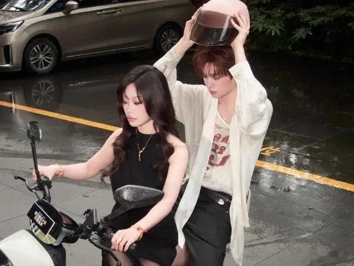 黄明昊万妮达合照万妮达晒了与黄明昊合照🈶~万妮达晒与黄明昊合照寻宝藏小分队里两