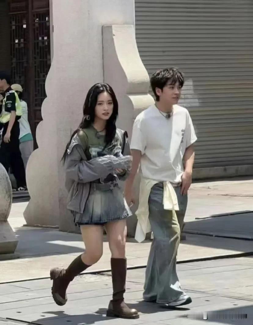 我嘞个！姜妍这脸就没人说吗？

这姐确实牛哈，脸小小的身材也很好咱也是羡慕了哈