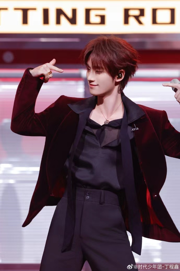 丁程鑫红丝绒西装 丁程鑫红丝绒西装，丁程鑫你好星期六剧照，红丝绒西装&白衬衫lo