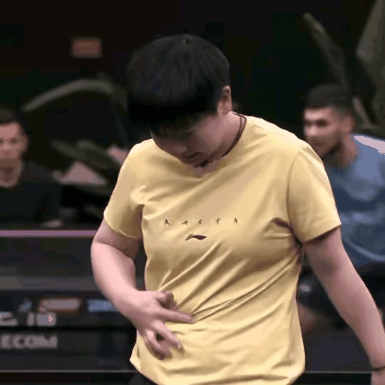 莎莎这个动作就有点不雅观了，再怎么样也不能把鼻涕往球衣上抹啊？切记：你的一举一动